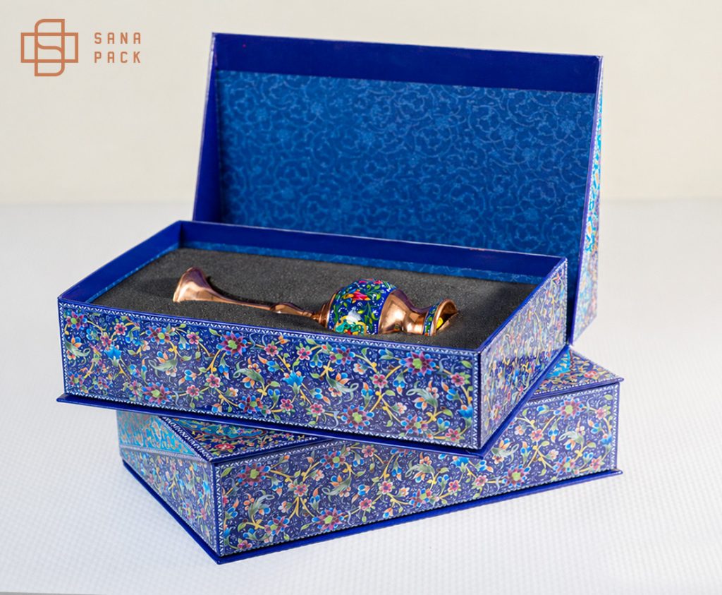 بسته بندی صادراتی صنایع دستی اصفهان با نقوش اسلمی و طراحی ایرانی